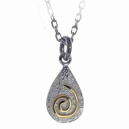 Keltische Kette aus Silber mit einer vergoldeten Spirale auf weißem Hintergrund. Original Irischer Schmuck