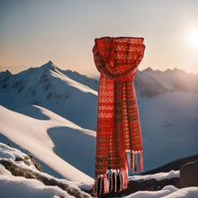 Lade das Bild in den Galerie-Viewer, Premium Schal aus Wolle, handgewebt aus hochwertigen italienischen Garnen in verschiedenen roten Farbtönen vor einem winterlichen Hintergrund. 

