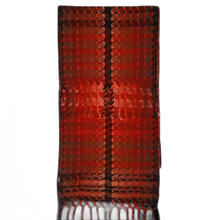Lade das Bild in den Galerie-Viewer,  Premium Schal aus Wolle, handgewebt aus hochwertigen italienischen Garnen in verschiedenen roten Farbtönen. Detailaufnahme des Webemusters.
